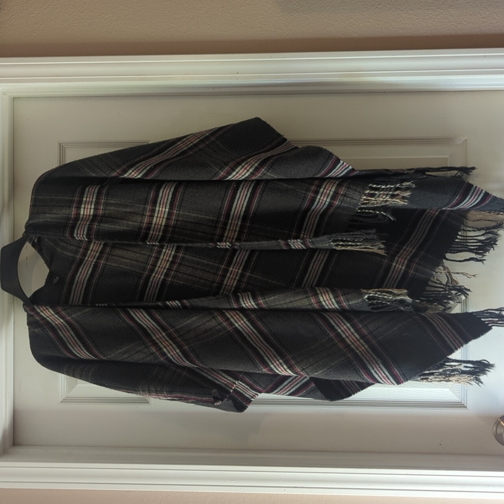Plaid Open Front Poncho Wrap Charcoal Grey Red Stripe Fringe Hem One Size OS 526